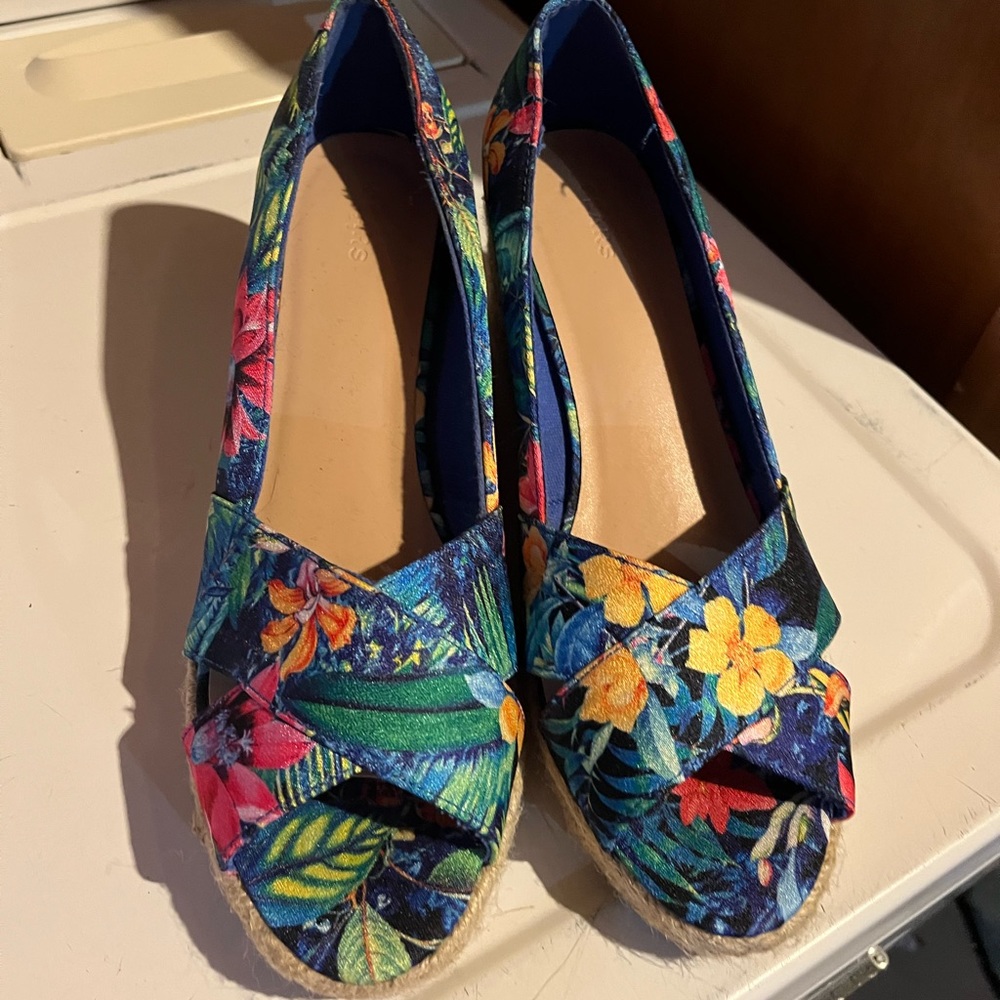 Floral wedges
